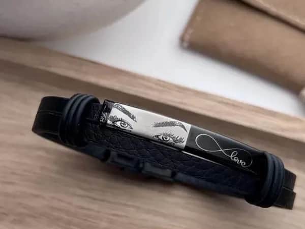 Pomysły na grawer na bransoletce, które wzruszą i zaskoczą