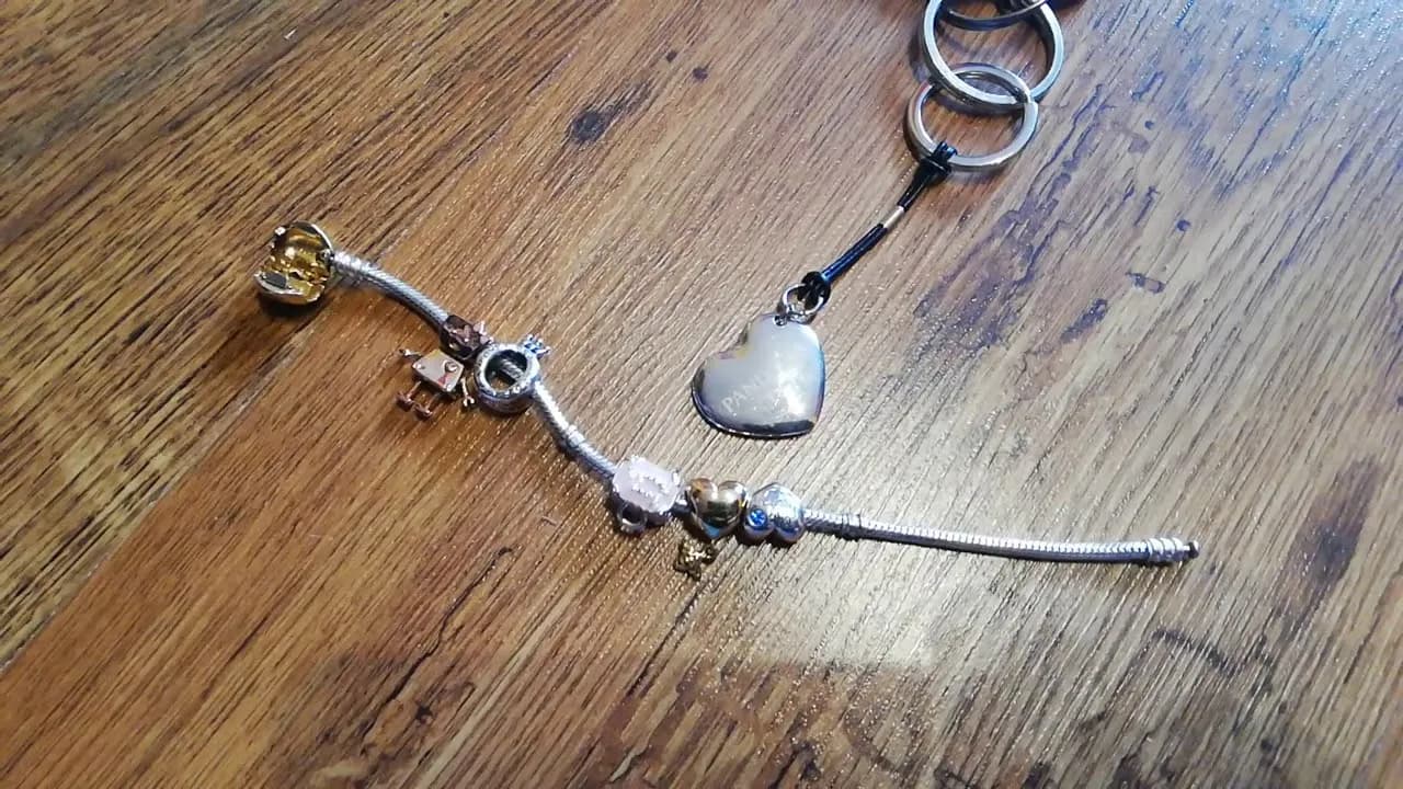 Jak zapiąć bransoletkę Pandora łatwo i bez frustracji Jak zapiąć bransoletkę Pandora łatwo i bez frustracji