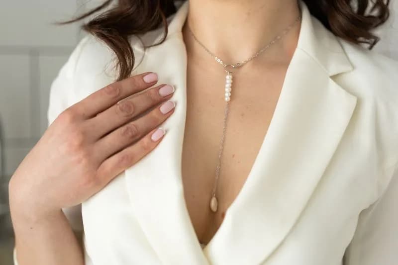 Jaki naszyjnik do sukienki z dekoltem V, aby wyglądać olśniewająco?