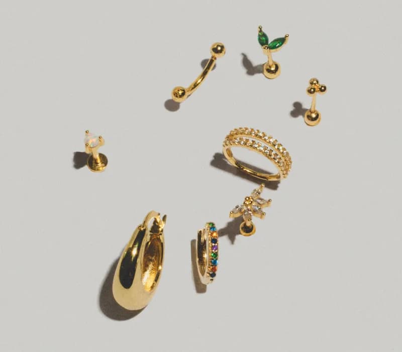 Jak nazywają się kolczyki w uszach? Odkryj różne rodzaje i style