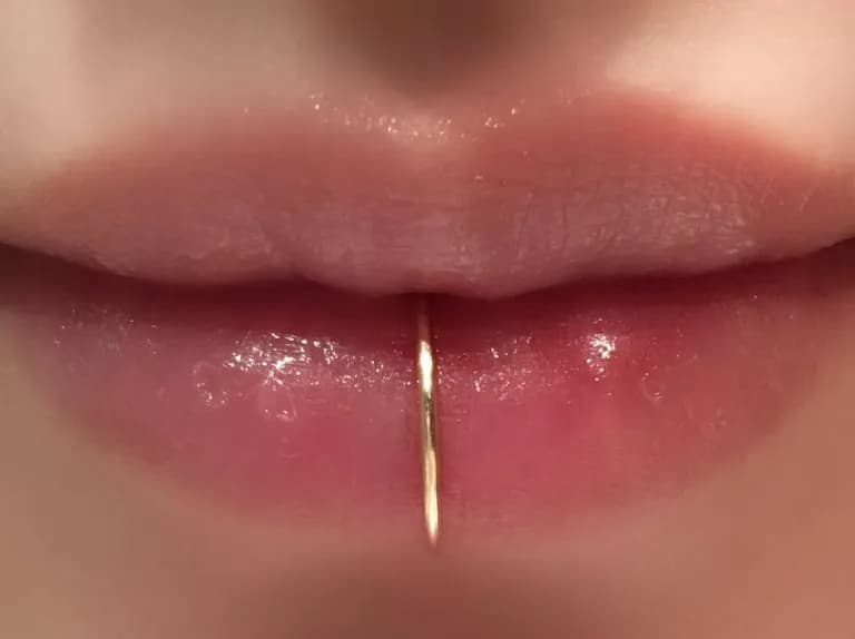 Jak przebić kolczyka w wardze bez ryzyka i z odpowiednią pielęgnacją Jak przebić kolczyka w wardze bez ryzyka i z odpowiednią pielęgnacją